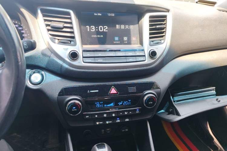 Used Hyundai Tucson 2015 1.6T Dual-Clutch Two-Wheel-Drive Smart Model Audio And AC Panel