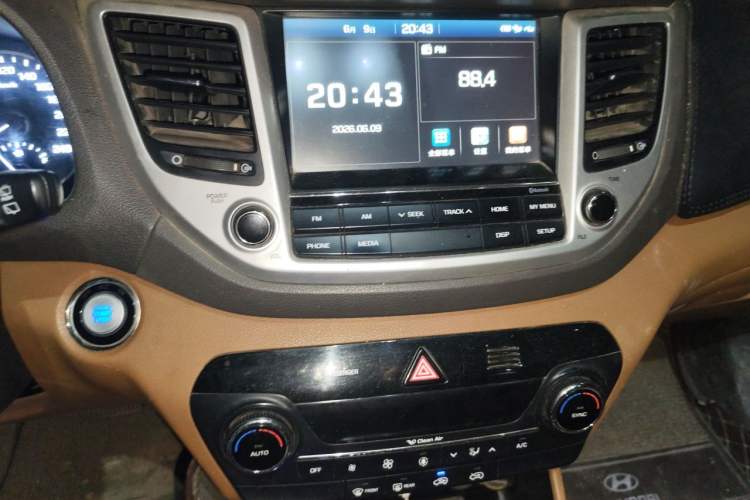Used Hyundai Tucson 2015 1.6T Dual-Clutch Two-Wheel-Drive Leading Model Audio And AC Panel
