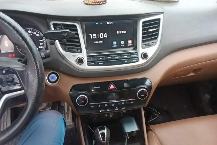 Used Hyundai Tucson 2015 1.6T Dual-Clutch Two-Wheel-Drive Leading Model Audio And AC Panel