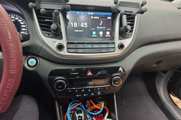 Used Hyundai Tucson 2015 1.6T Dual-Clutch Two-Wheel-Drive Smart Model Audio And AC Panel
