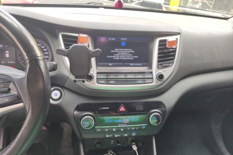 Used Hyundai Tucson 2015 1.6T Dual-Clutch Two-Wheel-Drive Smart Model Audio And AC Panel