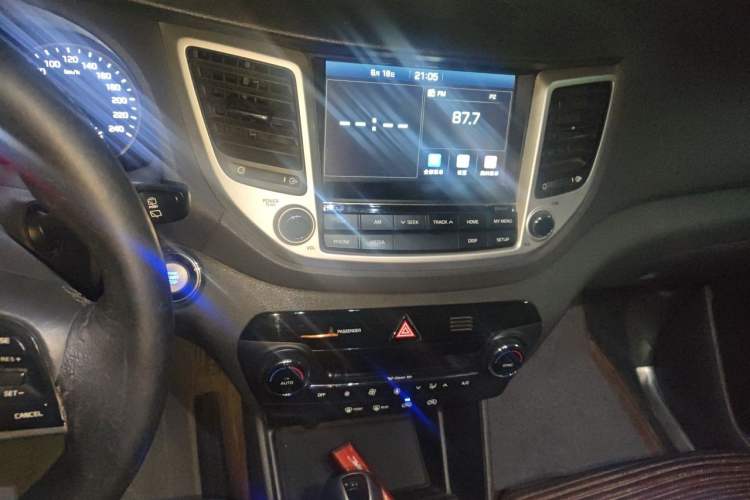 Used Hyundai Tucson 2015 1.6T Dual-Clutch Two-Wheel-Drive Smart Model Audio And AC Panel