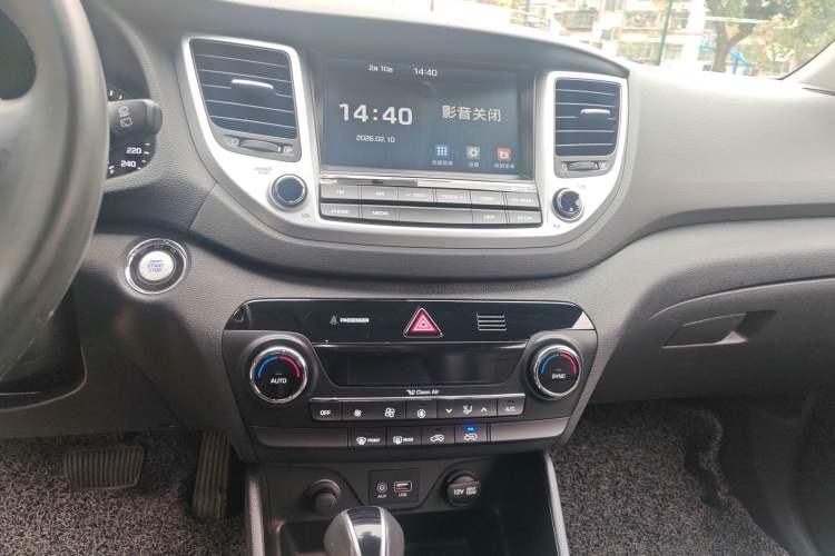 Used Hyundai Tucson 2015 1.6T Dual-Clutch Two-Wheel-Drive Smart Model Audio And AC Panel