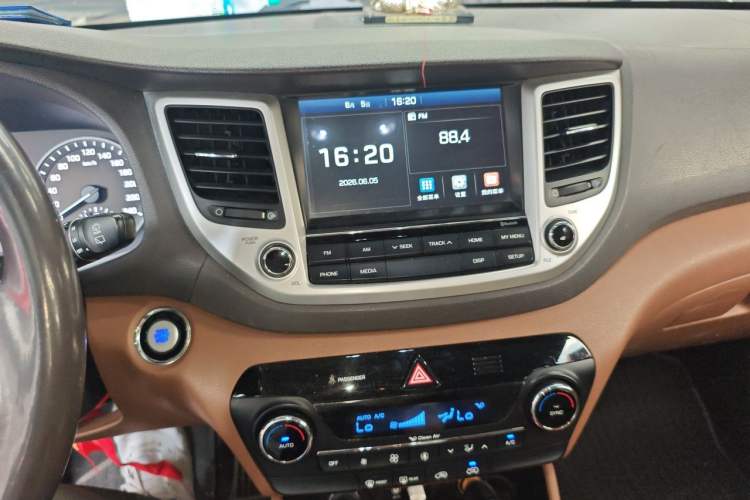 Used Hyundai Tucson 2015 1.6T Dual-Clutch Two-Wheel-Drive Smart Model Audio And AC Panel