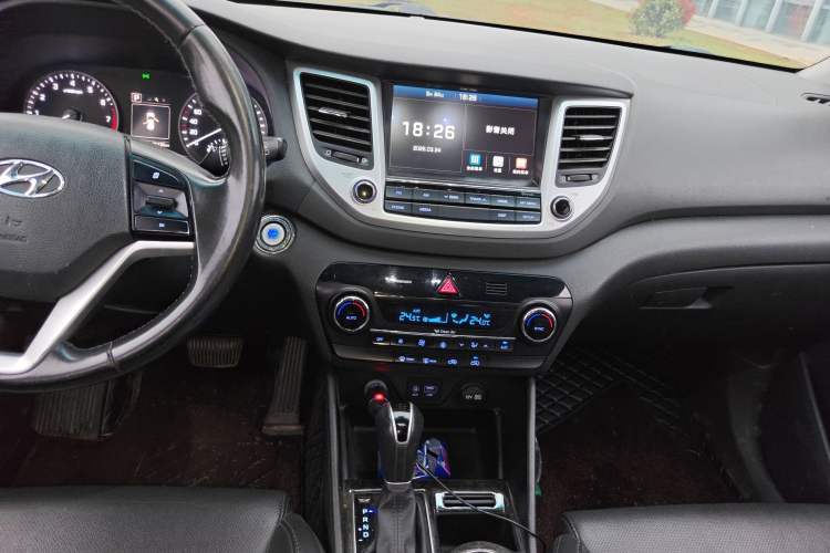 Used Hyundai Tucson 2015 1.6T Dual-Clutch Two-Wheel-Drive Smart Model Audio And AC Panel