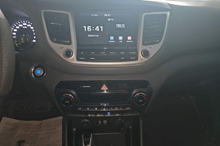 Used Hyundai Tucson 2015 1.6T Dual-Clutch Two-Wheel-Drive Smart Model Audio And AC Panel
