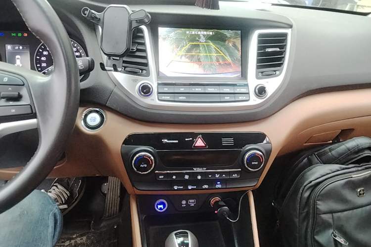 Used Hyundai Tucson 2015 1.6T Dual-Clutch Two-Wheel-Drive Smart Model Audio And AC Panel