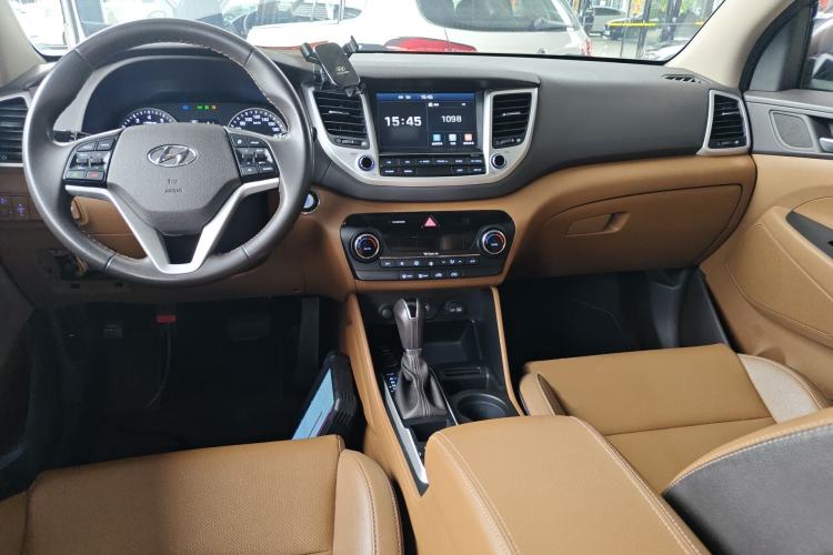 Used Hyundai Tucson 2015 1.6T Dual-Clutch Two-Wheel-Drive Leading Model Center Console