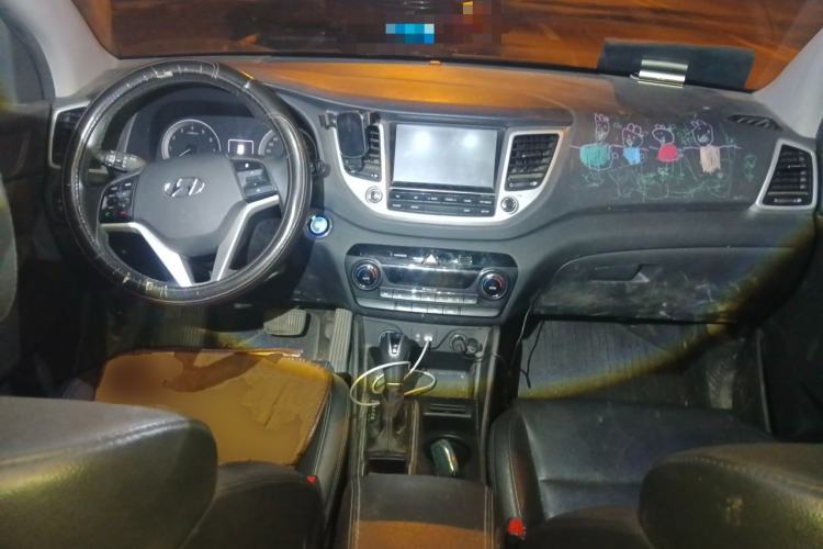 Used Hyundai Tucson 2015 1.6T Dual-Clutch Two-Wheel-Drive Smart Model Center Console