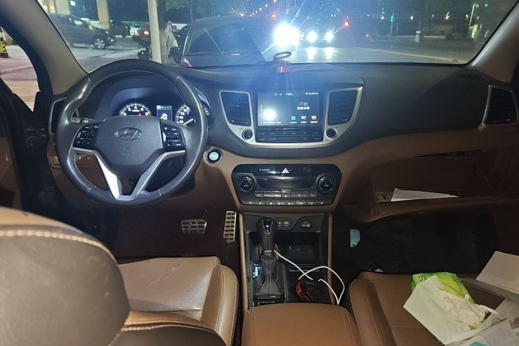Used Hyundai Tucson 2015 1.6T Dual-Clutch Four-Wheel Drive Flagship Model Center Console