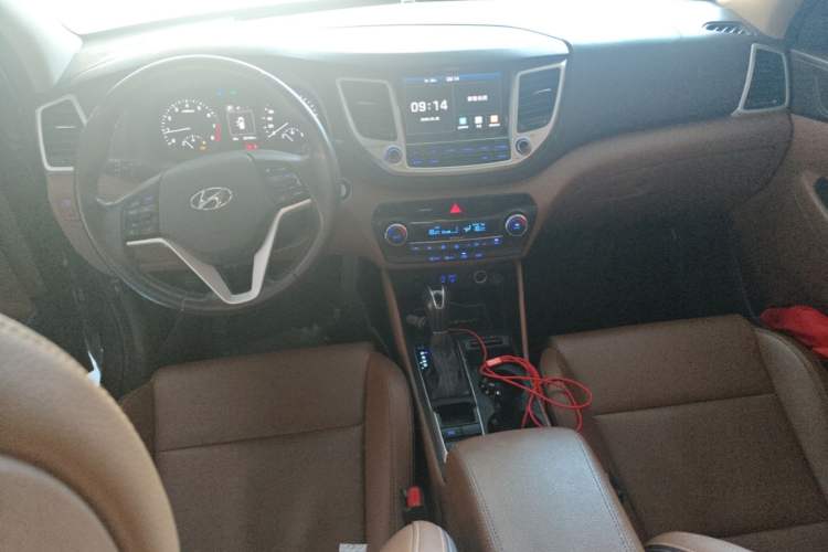 Used Hyundai Tucson 2015 1.6T Dual-Clutch Two-Wheel-Drive Smart Model Center Console