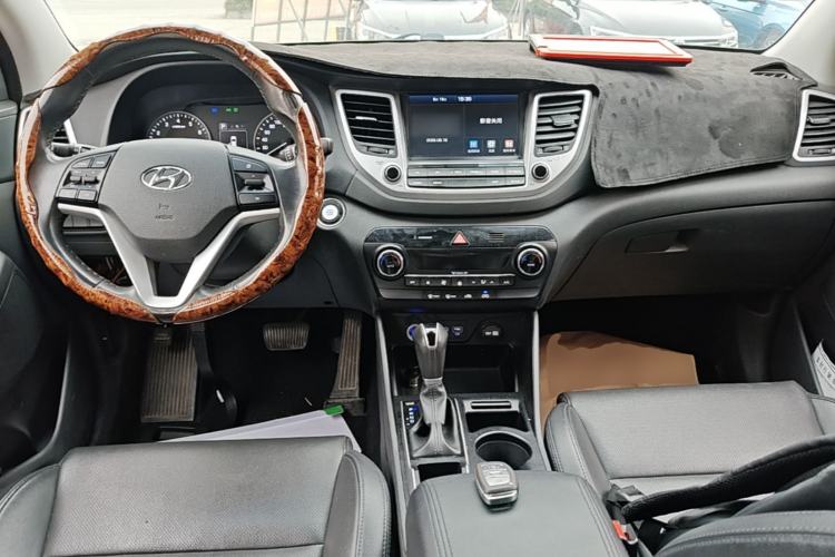 Used Hyundai Tucson 2015 1.6T Dual-Clutch Two-Wheel-Drive Smart Model Center Console
