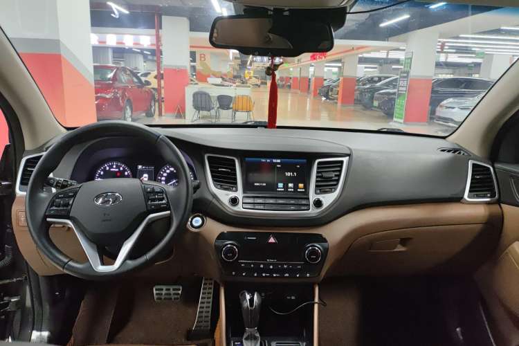 Used Hyundai Tucson 2015 1.6T Dual-Clutch Four-Wheel Drive Flagship Model Center Console