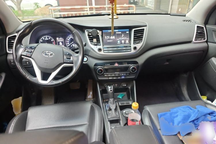 Used Hyundai Tucson 2015 1.6T Dual-Clutch Two-Wheel-Drive Smart Model Center Console