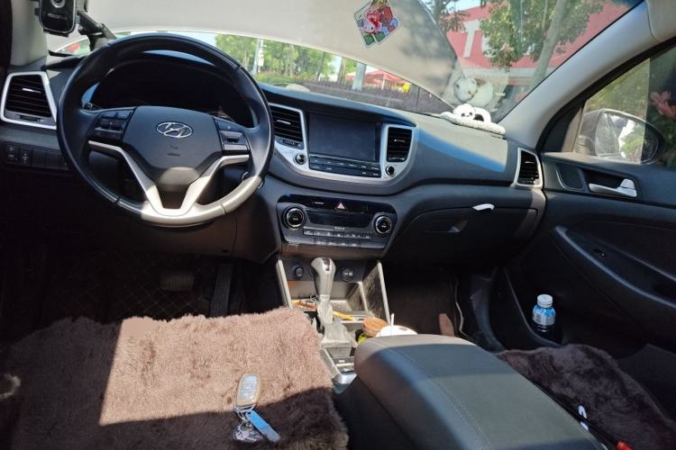 Used Hyundai Tucson 2015 1.6T Dual-Clutch Two-Wheel-Drive Smart Model Center Console
