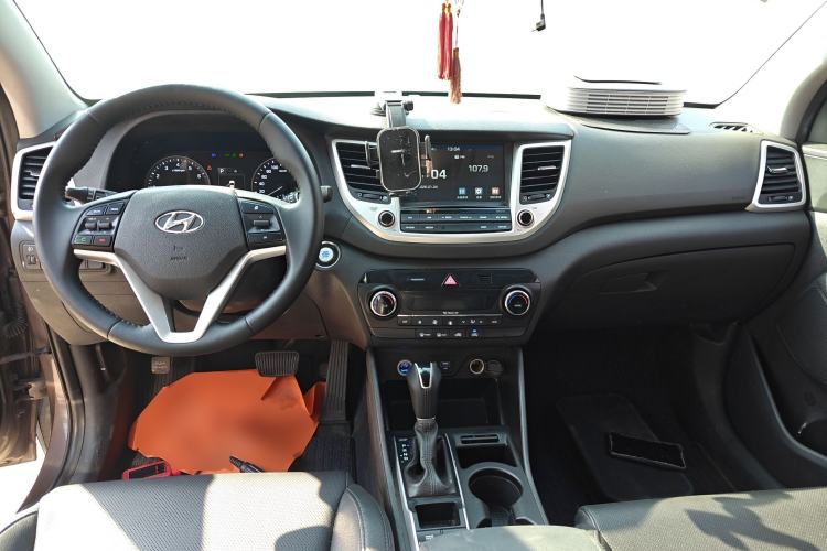 Used Hyundai Tucson 2015 1.6T Dual-Clutch Two-Wheel-Drive Smart Model Center Console