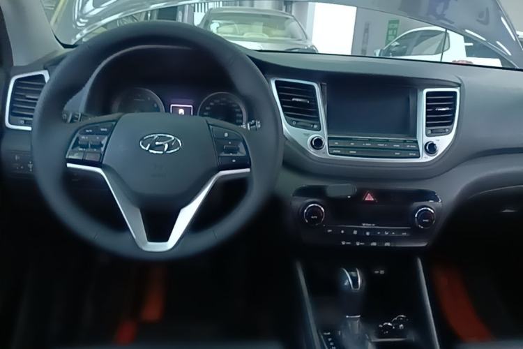 Used Hyundai Tucson 2015 1.6T Dual-Clutch Two-Wheel-Drive Smart Model Center Console