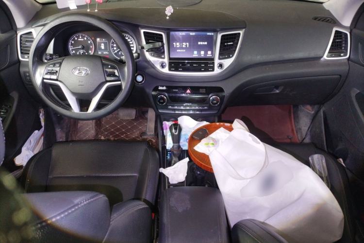 Used Hyundai Tucson 2015 1.6T Dual-Clutch Two-Wheel-Drive Smart Model Center Console