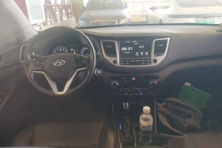 Used Hyundai Tucson 2015 1.6T Dual-Clutch Two-Wheel-Drive Smart Model Center Console