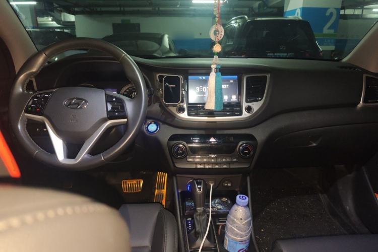 Used Hyundai Tucson 2015 1.6T Dual-Clutch Two-Wheel-Drive Leading Model Center Console