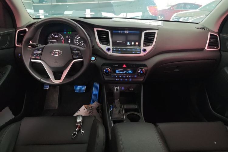 Used Hyundai Tucson 2015 1.6T Dual-Clutch Two-Wheel-Drive Smart Model Center Console