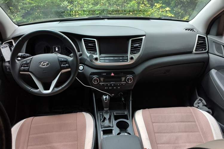 Used Hyundai Tucson 2015 1.6T Dual-Clutch Two-Wheel-Drive Smart Model Center Console