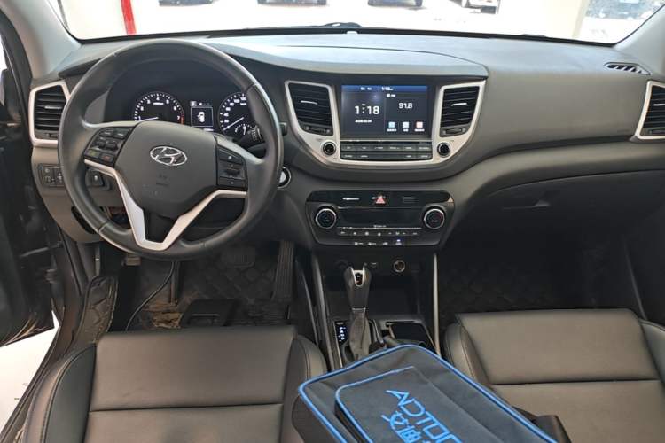 Used Hyundai Tucson 2015 1.6T Dual-Clutch Two-Wheel-Drive Smart Model Center Console