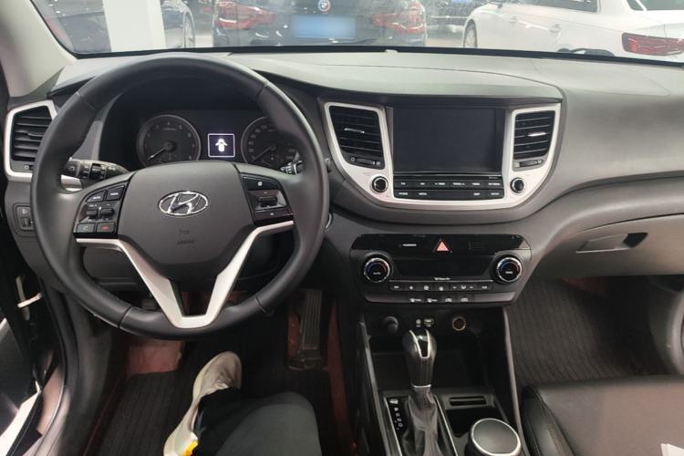 Used Hyundai Tucson 2015 1.6T Dual-Clutch Two-Wheel-Drive Smart Model Center Console