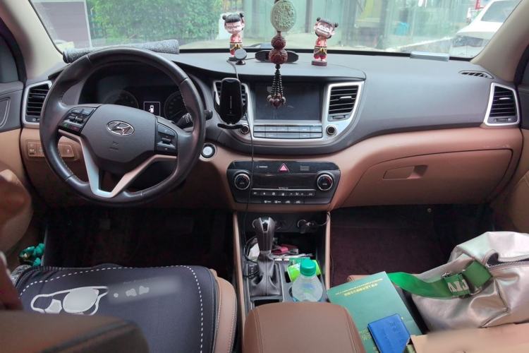 Used Hyundai Tucson 2015 1.6T Dual-Clutch Two-Wheel-Drive Smart Model Center Console