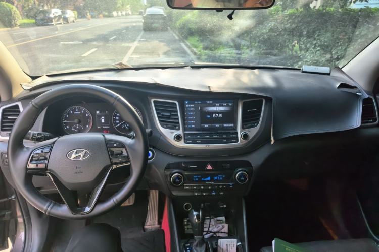 Used Hyundai Tucson 2015 1.6T Dual-Clutch Two-Wheel-Drive Smart Model Center Console
