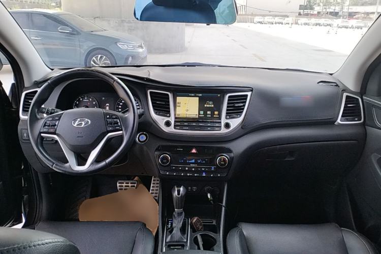 Used Hyundai Tucson 2015 1.6T Dual-Clutch Four-Wheel Drive Flagship Model Center Console