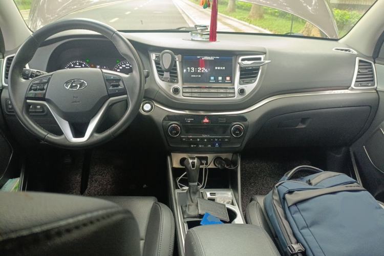 Used Hyundai Tucson 2015 1.6T Dual-Clutch Two-Wheel-Drive Smart Model Center Console