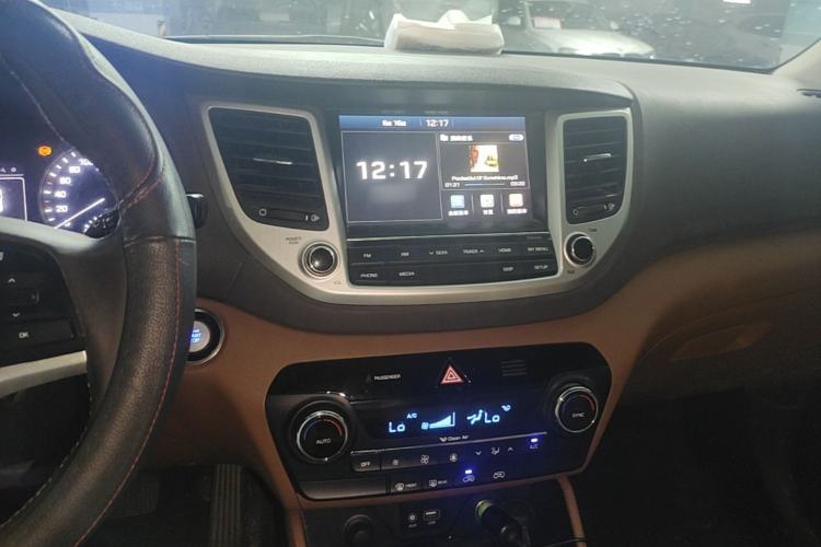 Used Hyundai Tucson 2015 1.6T Dual-Clutch Two-Wheel-Drive Smart Model Center Console