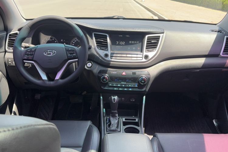 Used Hyundai Tucson 2015 1.6T Dual-Clutch Two-Wheel-Drive Smart Model Center Console