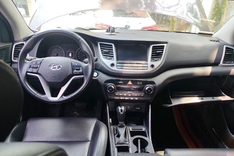 Used Hyundai Tucson 2015 1.6T Dual-Clutch Two-Wheel-Drive Smart Model Center Console