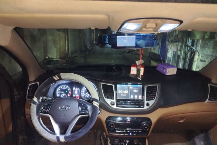 Used Hyundai Tucson 2015 1.6T Dual-Clutch Two-Wheel-Drive Leading Model Center Console