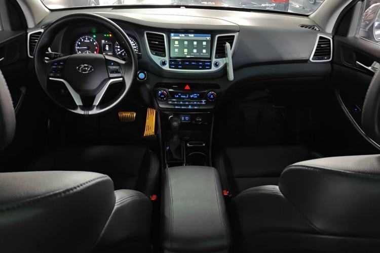 Used Hyundai Tucson 2015 1.6T Dual-Clutch Two-Wheel-Drive Smart Model Center Console