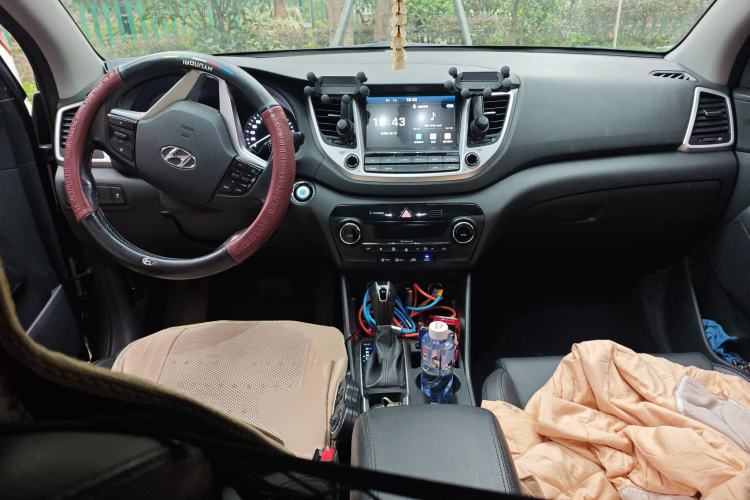 Used Hyundai Tucson 2015 1.6T Dual-Clutch Two-Wheel-Drive Smart Model Center Console