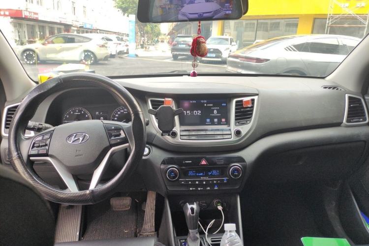Used Hyundai Tucson 2015 1.6T Dual-Clutch Two-Wheel-Drive Smart Model Center Console