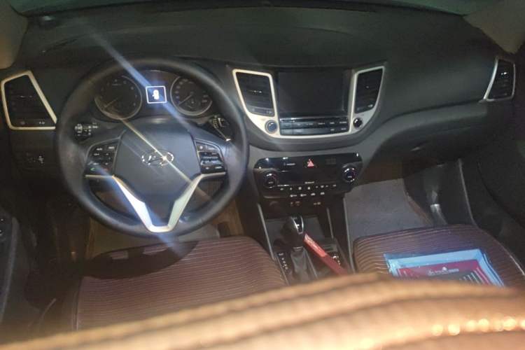 Used Hyundai Tucson 2015 1.6T Dual-Clutch Two-Wheel-Drive Smart Model Center Console