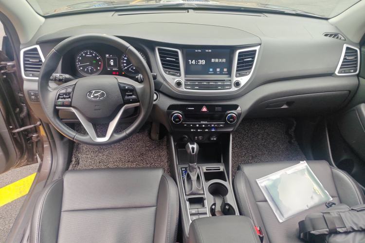 Used Hyundai Tucson 2015 1.6T Dual-Clutch Two-Wheel-Drive Smart Model Center Console