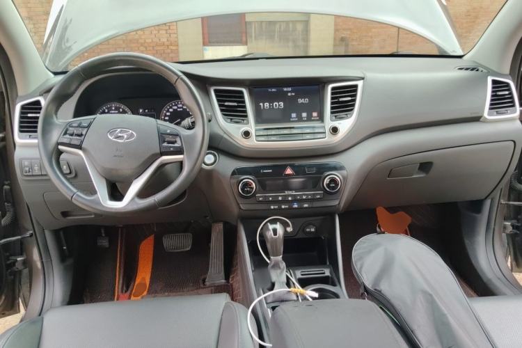 Used Hyundai Tucson 2015 1.6T Dual-Clutch Two-Wheel-Drive Smart Model Center Console