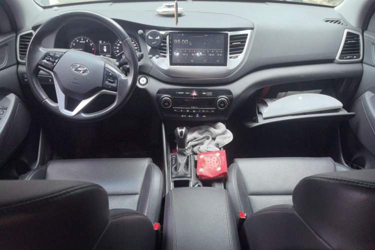 Used Hyundai Tucson 2015 1.6T Dual-Clutch Two-Wheel-Drive Smart Model Center Console