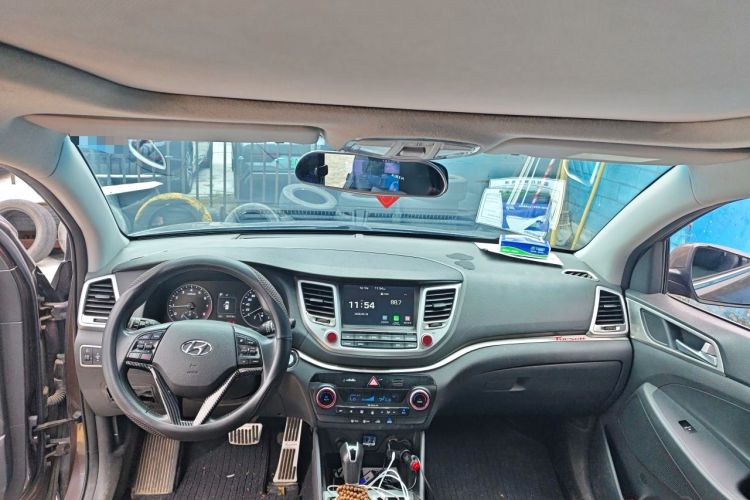 Used Hyundai Tucson 2015 1.6T Dual-Clutch Two-Wheel-Drive Smart Model Center Console
