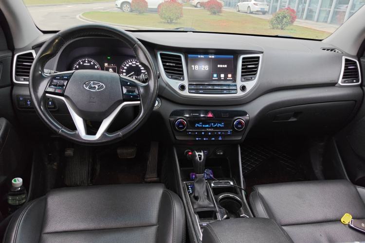 Used Hyundai Tucson 2015 1.6T Dual-Clutch Two-Wheel-Drive Smart Model Center Console