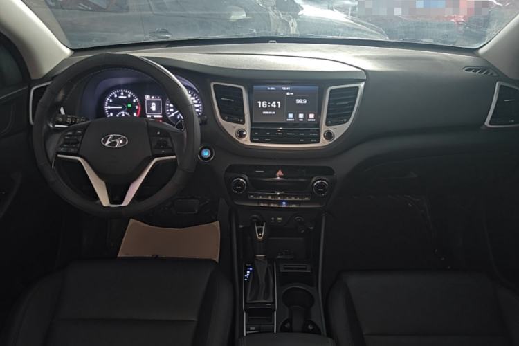 Used Hyundai Tucson 2015 1.6T Dual-Clutch Two-Wheel-Drive Smart Model Center Console