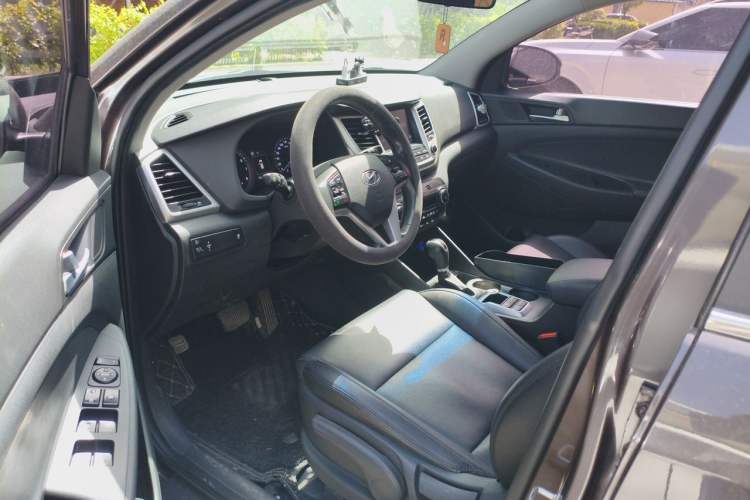 Used Hyundai Tucson 2015 1.6T Dual-Clutch Two-Wheel-Drive Smart Model Driver Seat