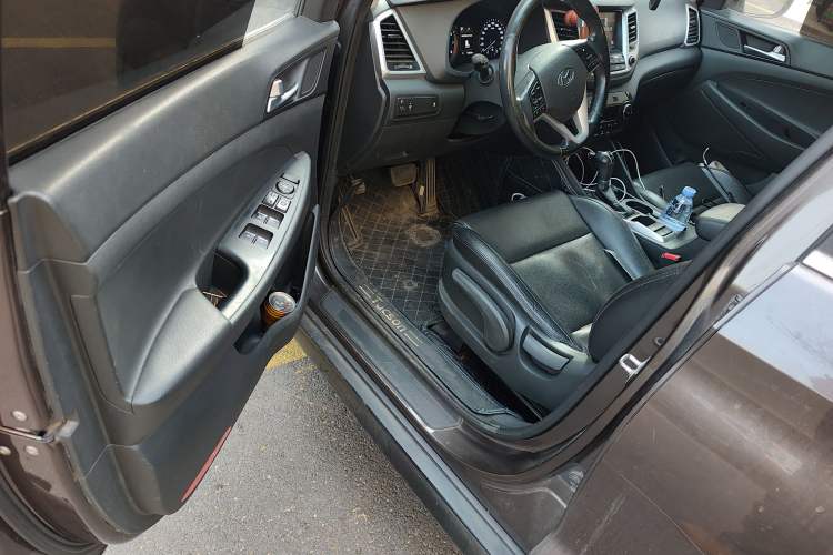 Used Hyundai Tucson 2015 1.6T Dual-Clutch Two-Wheel-Drive Smart Model Driver Seat