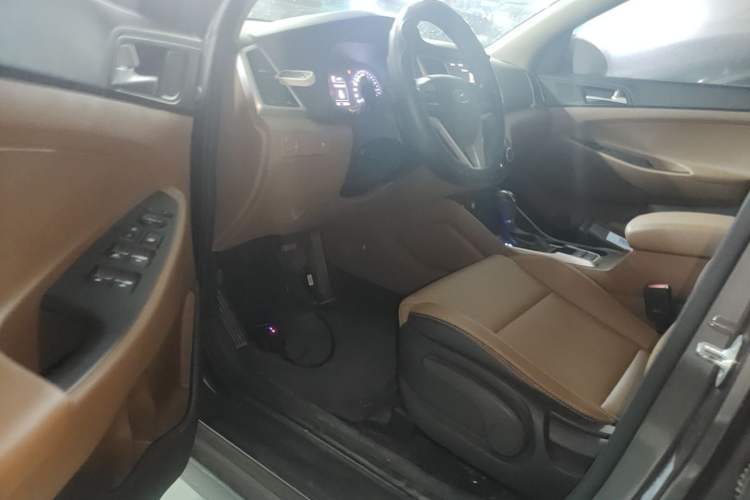 Used Hyundai Tucson 2015 1.6T Dual-Clutch Two-Wheel-Drive Smart Model Driver Seat