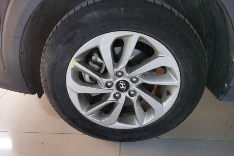Used Hyundai Tucson 2015 1.6T Dual-Clutch Two-Wheel-Drive Smart Model Exterior 1